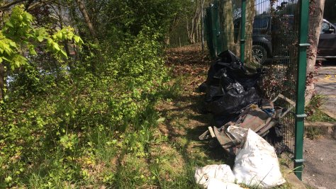 La brigada de trabajo forestal recoge 20 bolsas de residuos en las inmediaciones de la piscina de Altzate   