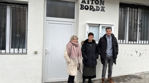 Maite Getaria (técnica de Servicios Sociales), Dami Muñoz (responsable de Servicios Sociales) y Mikel Arruti (alcalde de Lezo)