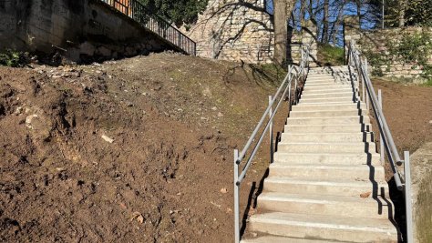 Lezoaundia zuhaiztira igotzeko eskailerak berritu ditu Lezoko Udalak