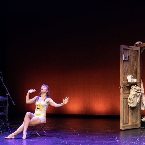 ATEAREN BESTALDEAN (Hika Teatroa)