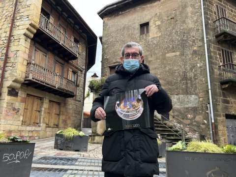 El alcalde de Lezo con la fotografía ganadora