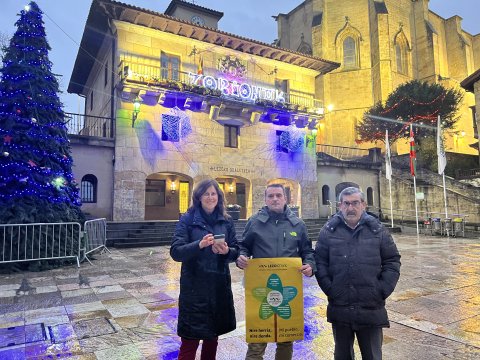 Miembros de la asociación Lezokoak (exactamente del Bar Uztarri y de la Óptica de Lezo) y Jesús Mari Martiarena, alcalde de Lezo