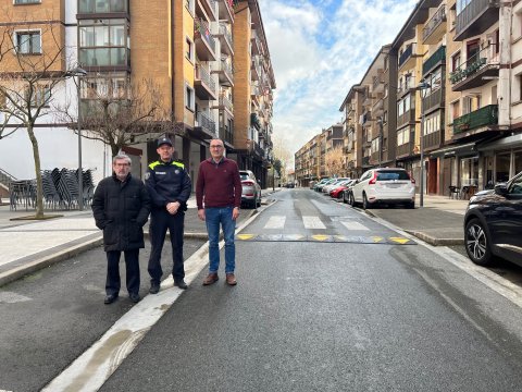 Jesus Mari Martiarena (Lezoko alkatea), Igor Ugarte (Udaltzainburua) eta Joxean Sanchez (Ingurumeneko zinegotzia)