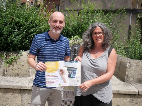 En Lezo, el ganador ha sido Mikel Susperregi. Ha recogido el premio en su nombre Izaro Susperregi. Aparece en la fotografía junto al concejal de Euskera Iker Salaberria.