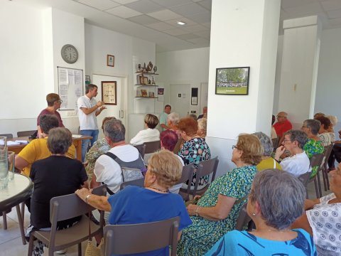 Mikel Arruti y Miren Ormazabal, con las personas usuarias de Aiton Borda