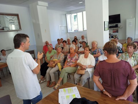 Mikel Arruti y Miren Ormazabal, con las personas usuarias de Aiton Borda