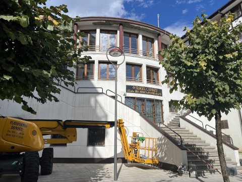 Se realizan reparaciones en el alero del tejado de la Escuela de Música Tomás Garbizu  