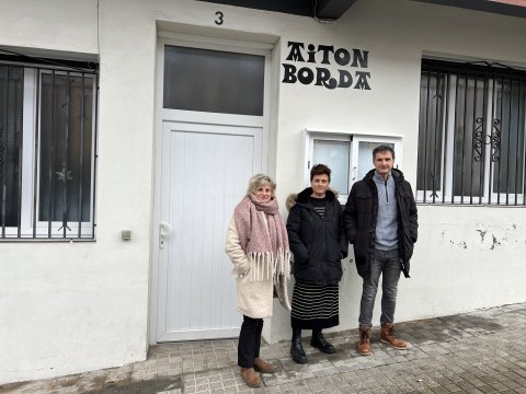 Maite Getaria (Gizarte Zerbitzuetako teknikaria), Dami Muñoz (Gizarte Zerbitzuetako departamentu burua) eta Mikel Arruti (Lezoko alkatea)