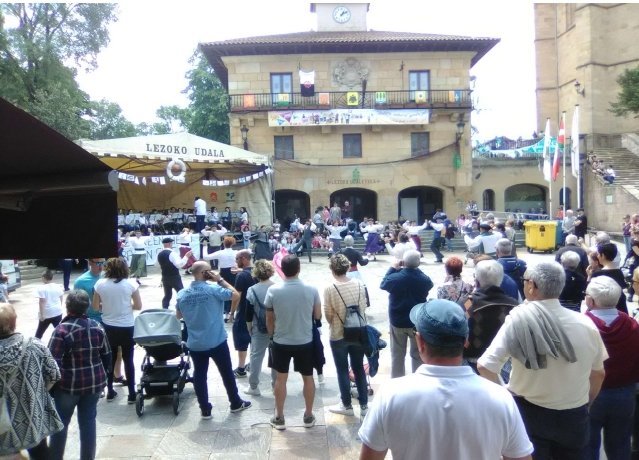 Concierto de la Banda de Música con Lezoko Dantzazaleak para celebrar los Pentecostés  