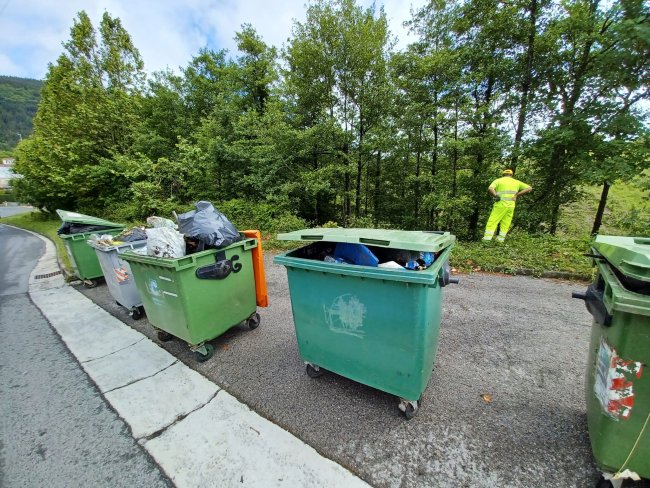 6 zabor-edukiontzi baino gehiago bete dira Bakarraiztegiko errekastoaren garbiketan 