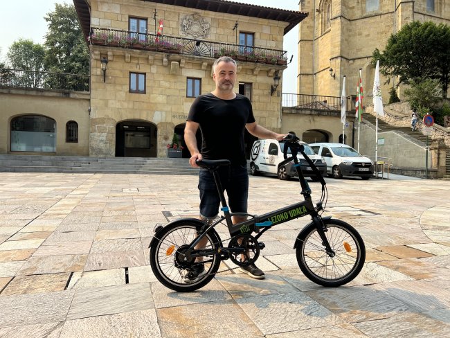 Irlentz Ortega, concejal de Deportes, presentando el servicio municipal de préstamo de bicicletas