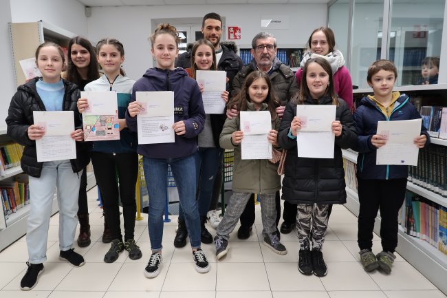 Los ganadores y ganadoras junto a los representantes municipales Jesús Mari Martiarena e Ion Pombar 