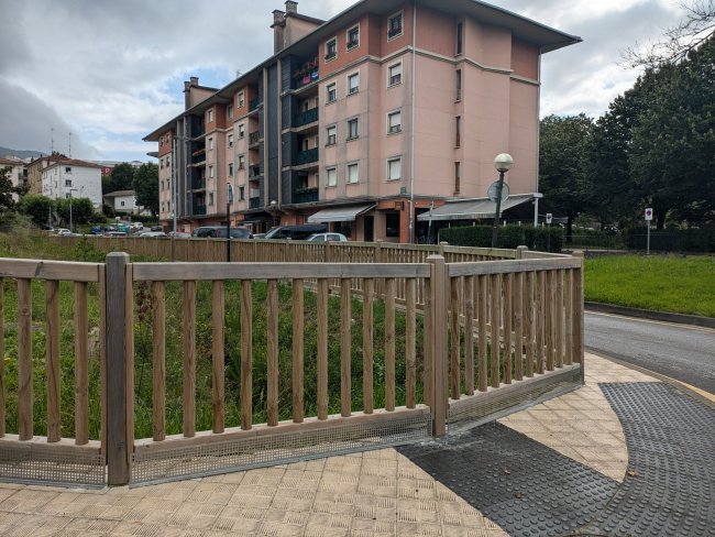 Saretxoak Lezoko erreketako barandetan