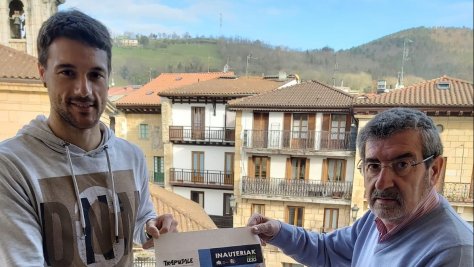 Ion Pombar kultur zinegotzia eta Jesus Mari Martiarena alkatea