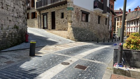 Gurutze Santuaren Plazako sarbidean egin behar ziren lanak atzeratu dira   