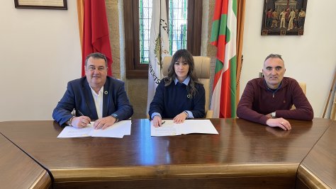 Ernesto Gasco (Alto Comisionado para la lucha contra la Pobreza Infantil), Laura Martínez (Alcaldesa en funciones del Ayuntamiento de Lezo) y Joxean Sánchez (Portavoz del PSE-EE)