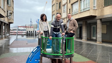 Ainhoa Retegi (trabajadora de la cooperativa Hiritik at!), Iker Salaberria y Aitzol Saizar (concejal de Ocio)