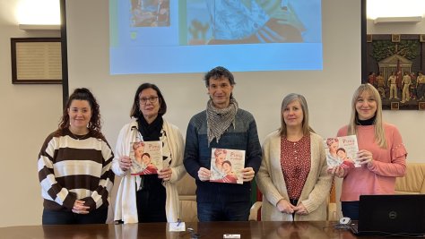 Sandra Martínez (psicóloga de ASGICER ), Loli Pastoriza (presidenta de ASGICER), Mikel Arruti (alcalde de Lezo), Nagore Taboada (autora del texto) e Isabel Sebastián (ilustradora) 