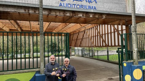 Jon Legorburu (concejal de Cultura) y Xanti Val (técnico de Cultura)