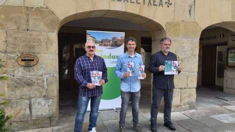 Alkatea, kultura zinegotzia eta kultura teknikaria udaletxearen aurrean