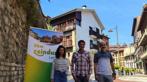 Mikel Arruti, Iker Salaberria y Eneritz Arruti en las calles de Lezo