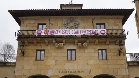 AZAROAREN 25, EMAKUMEEN AURKAKO INDARKERIAREN KONTRAKO EGUNAREN HARIRA LEZOKO UDALAREN ADIERAZPEN INSTITUZIONALA