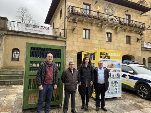 Josean Sánchez (concejal de Medio Ambiente del Ayuntamiento de Lezo), Jesús Mari Martiarena (alcalde de Lezo), Loreto Osa (presidenta de la Mancomunidad San Marcos) y Miguel Angel Sánchez (representante del Ayuntamiento de Lezo en la Mancomunidad de San Marcos) 