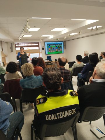 políticos y técnicos municipales participando en la charla