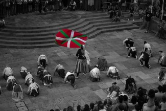 Ikurriña en las fiestas del pueblo - David Pérez Torres