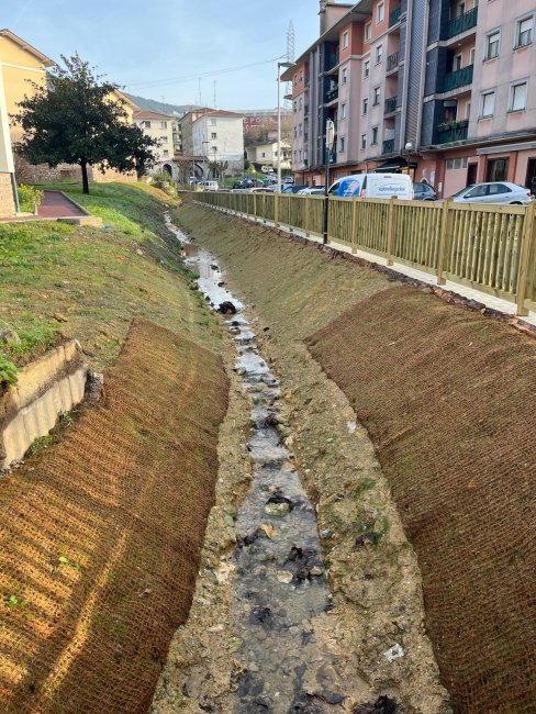 Olazar ibaiko obrak amaitu eta ingurua naturalizatu da