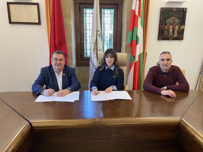 Ernesto Gasco (Alto Comisionado para la lucha contra la Pobreza Infantil), Laura Martínez (Alcaldesa en funciones del Ayuntamiento de Lezo) y Joxean Sánchez (Portavoz del PSE-EE)