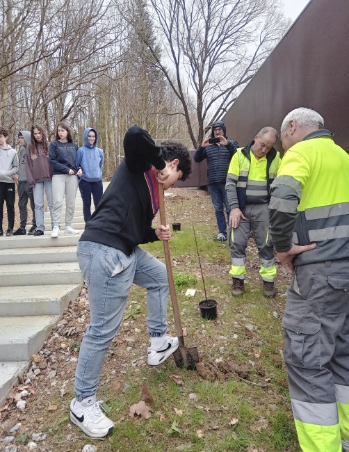 Alumnos y alumnas de 4º curso de Lezo Institutua realizan una plantación simbólica de árboles en el Parque de Altamira   