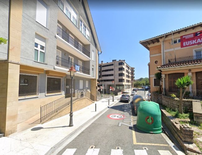 Acceso desde la Avenida Jaizkibel a la calle Zubitxo número 15 (lugar habitual de los contenedores)