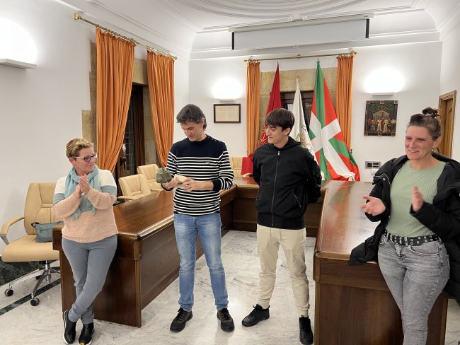 Merecido homenaje a Mikel Esnaola tras ganar el Campeonato de Euskal Herria de Aurresku  