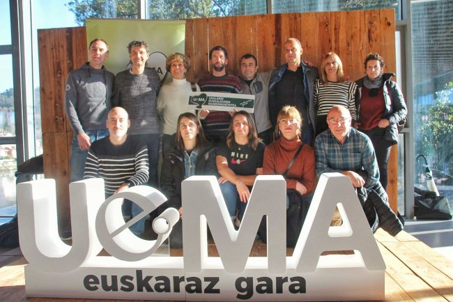  Los alcaldes y concejales de Azkoitia, Berrobi, Hondarribia, Lezo, Mendexa y Zeanuri, con el presidente de UEMA, Martín Aramendi, tras finalizar este mediodía, en Orio, la asamblea general de UEMA