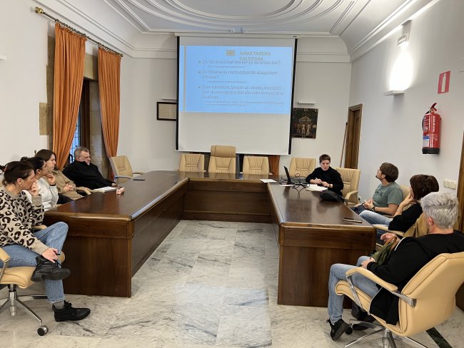 El taller organizado con hosteleros y hosteleras en el Salón de Plenos