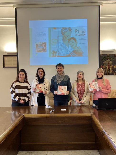 Sandra Martínez (psicóloga de ASGICER ), Loli Pastoriza (presidenta de ASGICER), Mikel Arruti (alcalde de Lezo), Nagore Taboada (autora del texto) e Isabel Sebastián (ilustradora) 